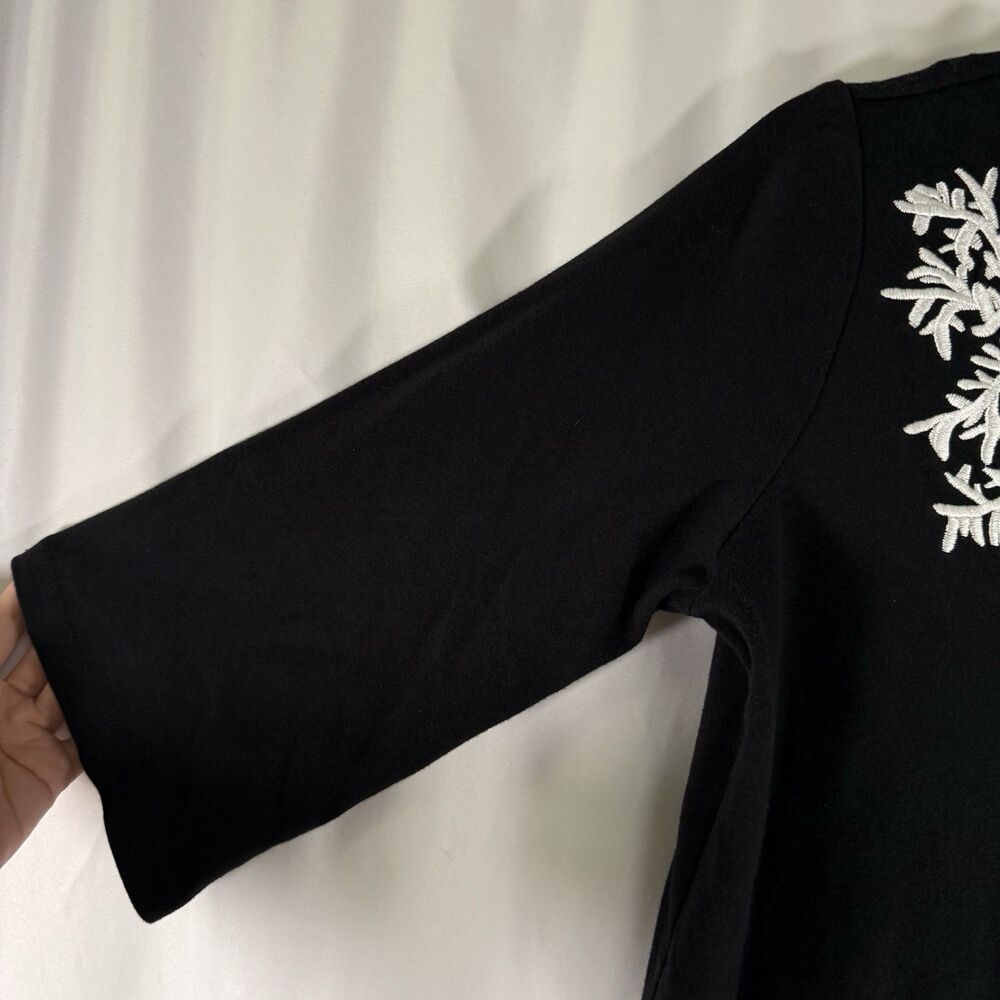 Quacker Factory Blouse Women's XS Black White Embroidered V-Neck 3/4 Sleeve - Picture 4 of 8